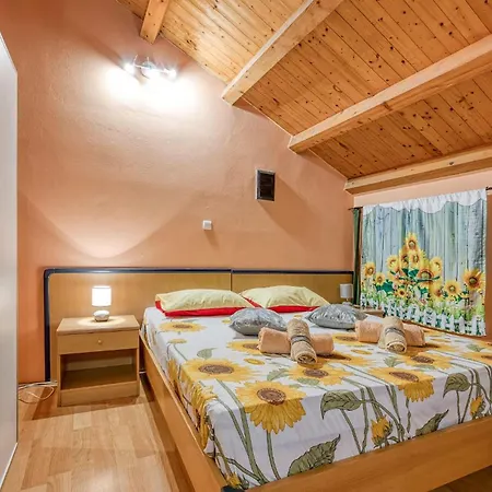2 Bedroom Gorgeous In Appartement Veli Lošinj