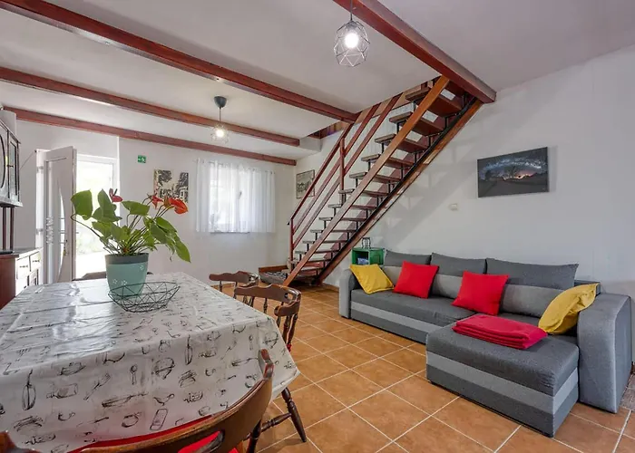 2 Bedroom Beautiful In Apartment *
